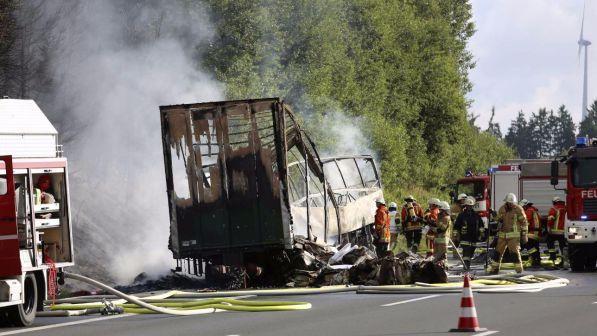 Germania, schianto autobus in Baviera: per polizia i morti sono 18