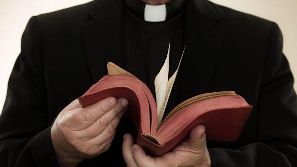 Roma, falso prete truffatore smascherato dal vero sacerdote