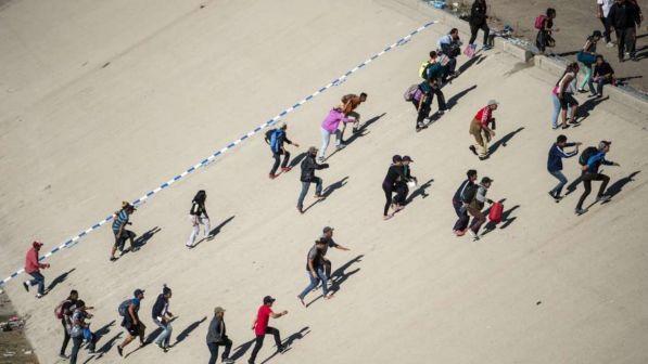 Usa, gas lacrimogeni contro 150 migranti al confine con il Messico
