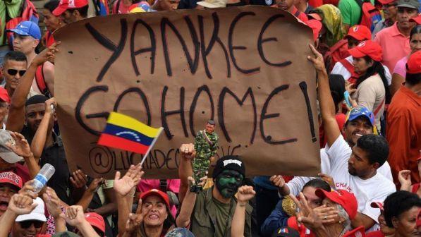 Migliaia di manifestanti in Venezuela, Maduro: "Fallito il colpo di Stato"
