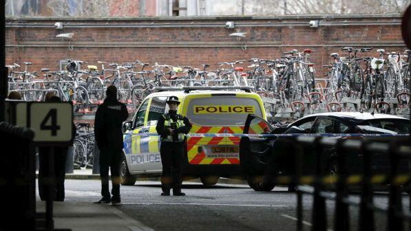 Gran Bretagna, trovati tre pacchi con esplosivo a Londra: ipotesi terrorismo