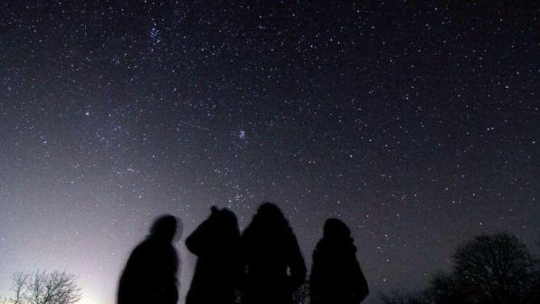 Una cometa dalla coda verde viaggia vicino alla Terra: come vederla