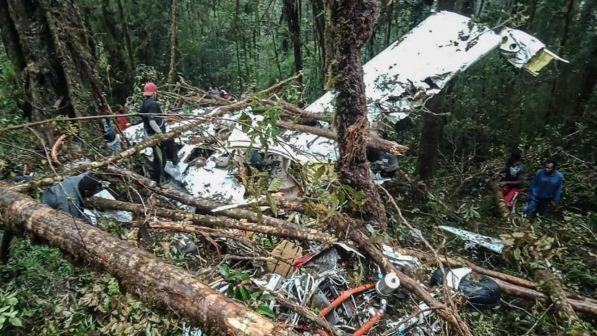 Schianto aereo in Indonesia, un 12enne è l'unico superstite