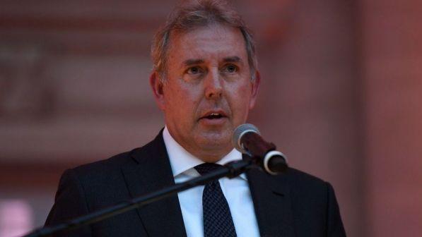 Scontro con Donald Trump, si dimette l'ambasciatore britannico negli Usa