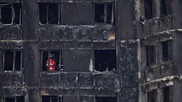 Rogo Grenfell Tower, bilancio morti inferiore a stime per casi frode