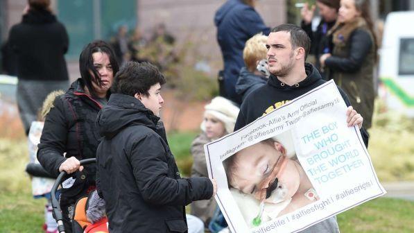 Alfie, ricorso dei genitori per portarlo in Italia: ripristinata l'alimentazione