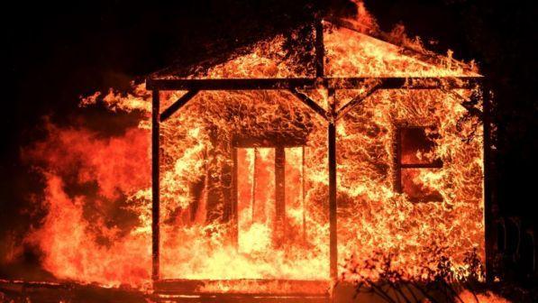 California nella morsa degli incendi: evacuate 37mila persone