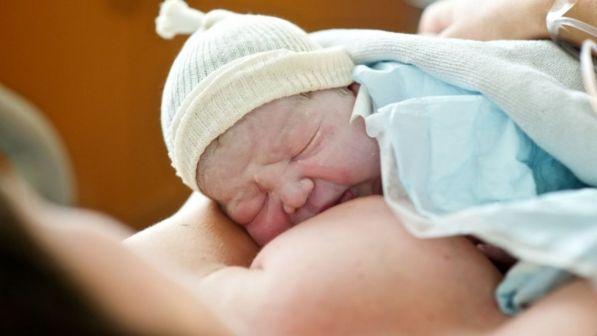 Studio internazionale: in 70 anni dimezzato tasso fertilità mondiale