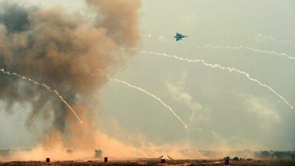 Siria: stop attacchi israeliani o colpiremo l'aeroporto di Tel Aviv