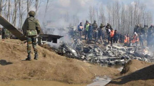 Kashmir, Pakistan abbatte due jet indiani: catturato uno dei piloti