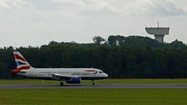 Allarme terrorismo, British Airways e Lufthansa sospendono i voli per il Cairo