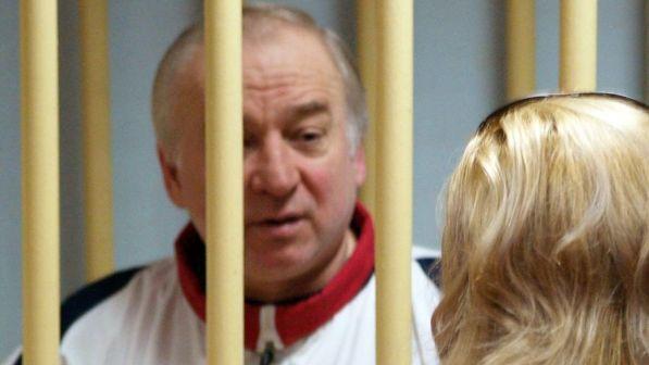 Spia russa avvelenata in Gb, media: "Agente nervino era nella valigia della figlia" | Johnson: "Ordine diretto di Putin"