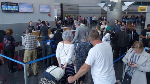 Londra, drone sull'aeroporto di Heathrow: partenze sospese