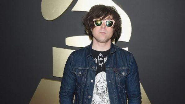 Ryan Adams, primi effetti del caso molestie: album sospeso e indagine FBI