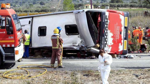 Bus si schianta su pilastro viadotto in Spagna: 5 morti e 15 feriti