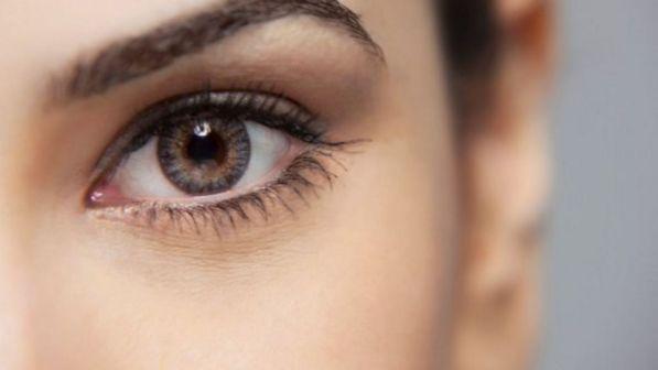 Gb, una donna scopre di aver vissuto 28 anni con la lente incastrata nell'occhio