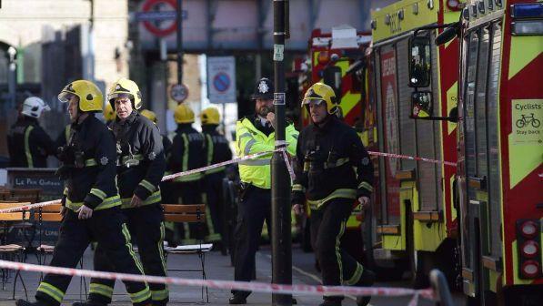 Esplosione Londra, testimoni: "Palla di fuoco su treno metro"