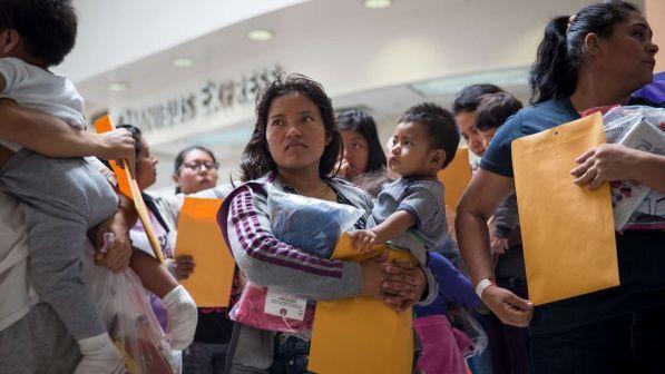 Migranti, Trump: "Nel weekend via ai raid per espellere irregolari"