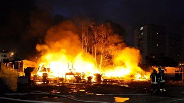 Incendio di rifiuti, evacuato un campo nomadi romano