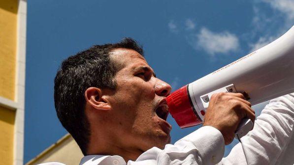 Venezuela, Guaidò "chiama" un intervento militare Usa