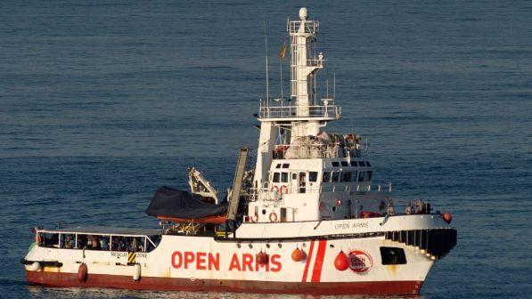 Migranti, Open Arms: "Italia e Spagna diano mezzi per sbarco" | Alarm Phone: barcone capovolto, si teme strage