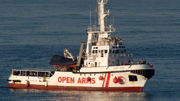Open Arms, sbarcati altri 8 naufraghi per motivi di salute