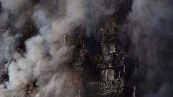 Londra,recuperati 87 resti umani tra le macerie della Grenfell Tower