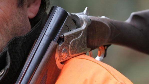 Incidente durante una battuta di caccia: scambia il padre per un cinghiale e lo uccide