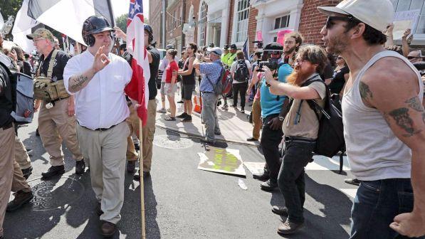 Auto sulla folla in Virginia durante corteo suprematisti: un morto