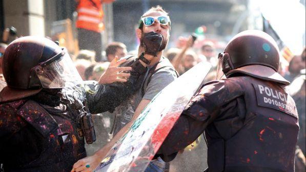 Corteo polizia a Barcellona, scontri tra gli agenti e i separatisti