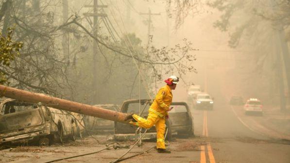 California, 77 i morti per i roghi: mille i dispersi ma sono in calo