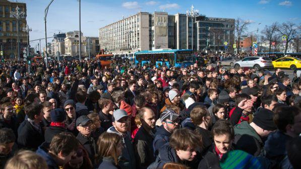 Russia, migliaia in piazza a Mosca per i "prigionieri politici"