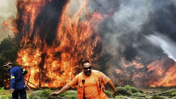 Roghi Grecia, autorità: "Seri indizi che incendi siano dolosi"