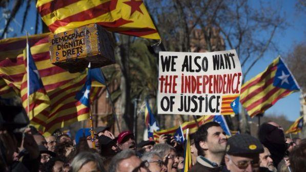 Catalogna, Consulta: stop decreto su referendum indipendenza | Ma catalani approvano legge di "rottura" con Spagna