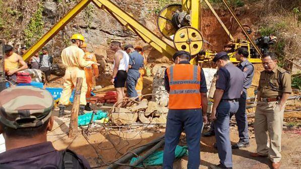 India, lotta contro il tempo per salvare i 15 minatori : al lavoro i sommozzatori
