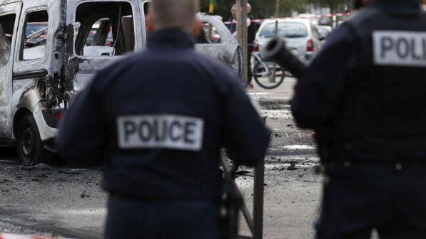 Parigi, "fake news" scatena caccia ai rom in una banlieue: "Rapiscono bimbi"
