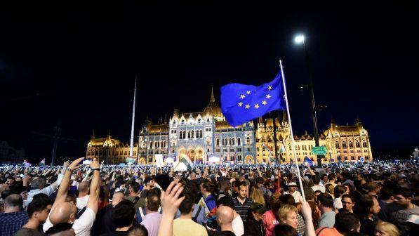 Ungheria, migliaia in piazza contro Orban: "Ricontare i voti"
