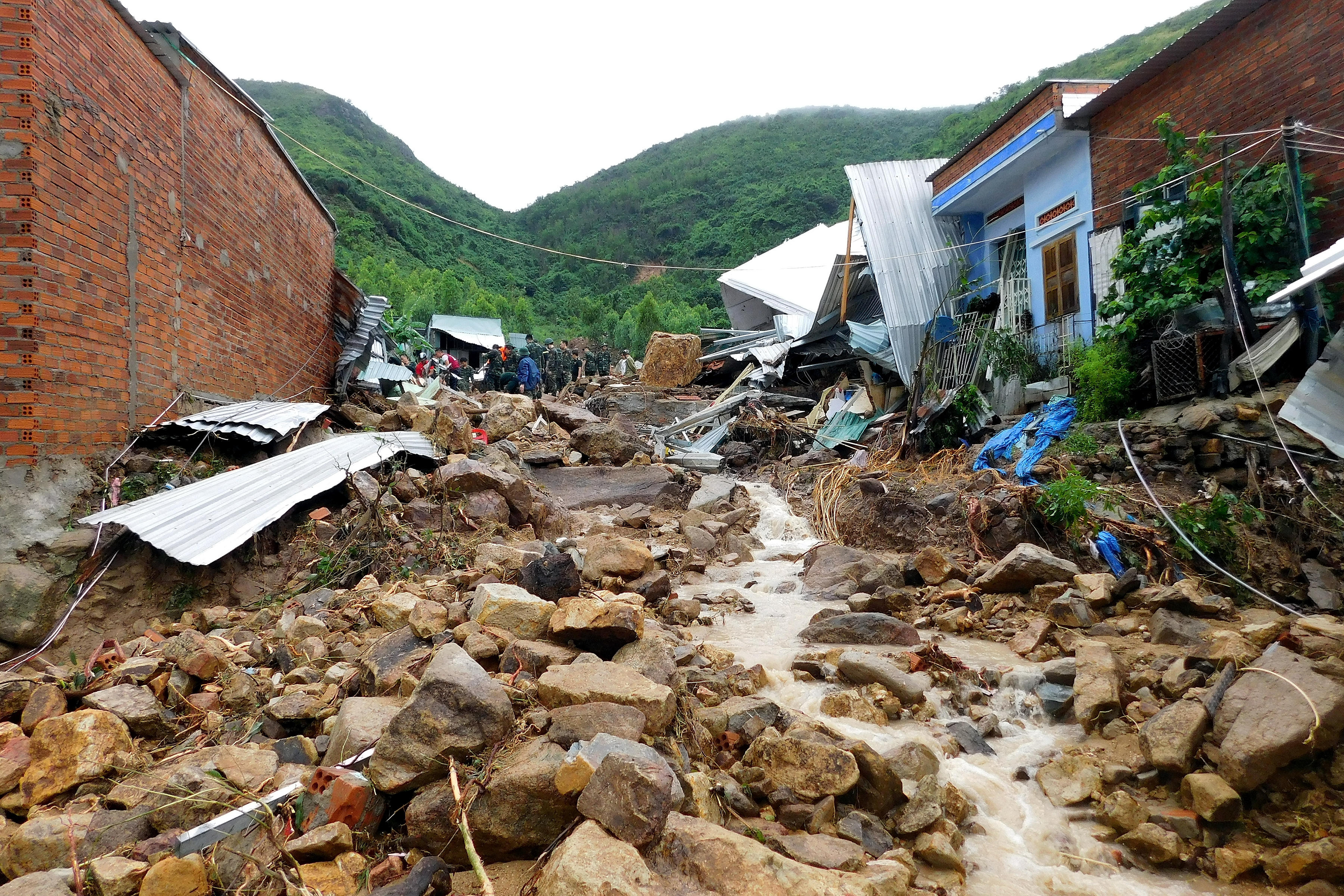 Vietnam, tempesta tropicale provoca frana: almeno 13 i morti