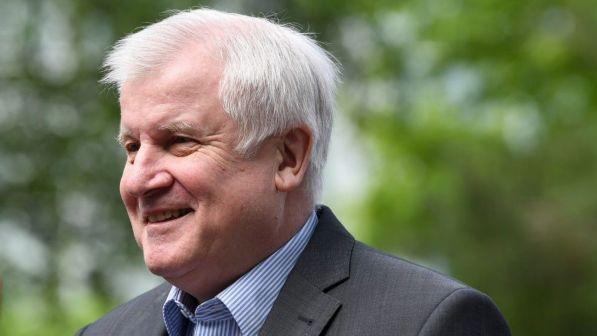 Germania, ministro Seehofer cede: lascerà governo e guida della Csu