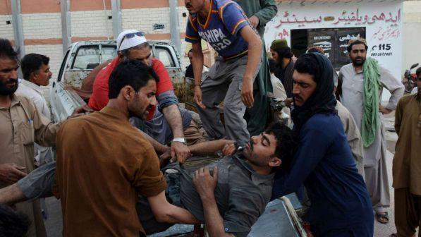 Pakistan, attentato in una moschea: 3 morti, diversi feriti