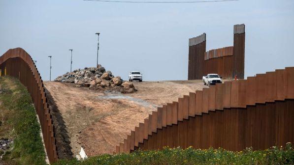 Usa, mezza vittoria di Trump: i giudici bocciano lo stop al muro col Messico