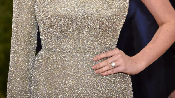 Kate Upton pronta alle nozze: guarda che brillocco!