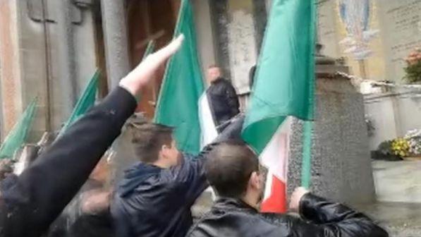 Cuneo, fecero il saluto romano a scuola: subito sospesi, dovranno anche studiare la Resistenza e le storie dei migranti