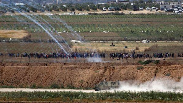 Gaza, medici: "Oltre 120 manifestanti feriti al confine"