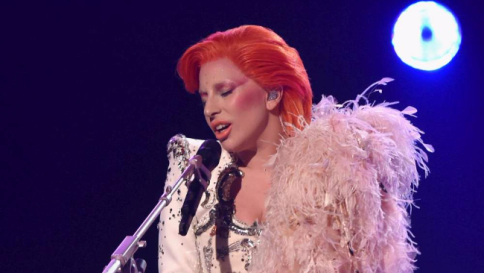 Lady Gaga, intenso tributo a David Bowie alla serata dei Grammy