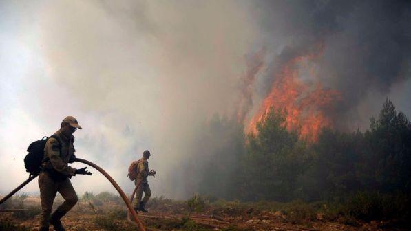 Incendi: le fiamme minacciano Atene, evacuato un villaggio turistico
