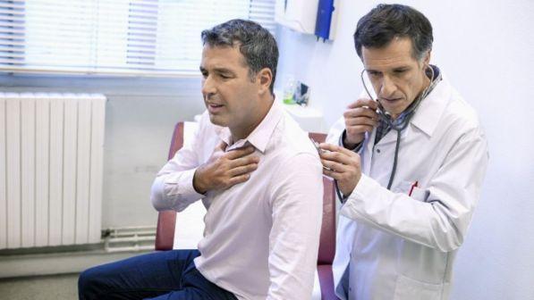 L'allarme dell'Oms: "Uomini a rischio per alcol e tabacco, vanno poco dai medici"