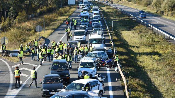 Gilet gialli, si aggrava il bilancio: morto un motociclista