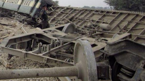 Pakistan, scontro tra treni: almeno 10 morti e 64 feriti