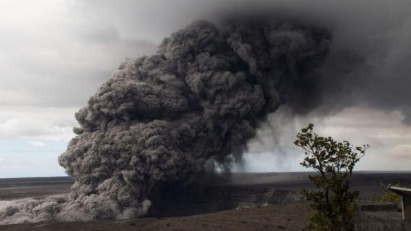 Hawaii, allarme rosso per colonna di cenere dal vulcano Kilauea
